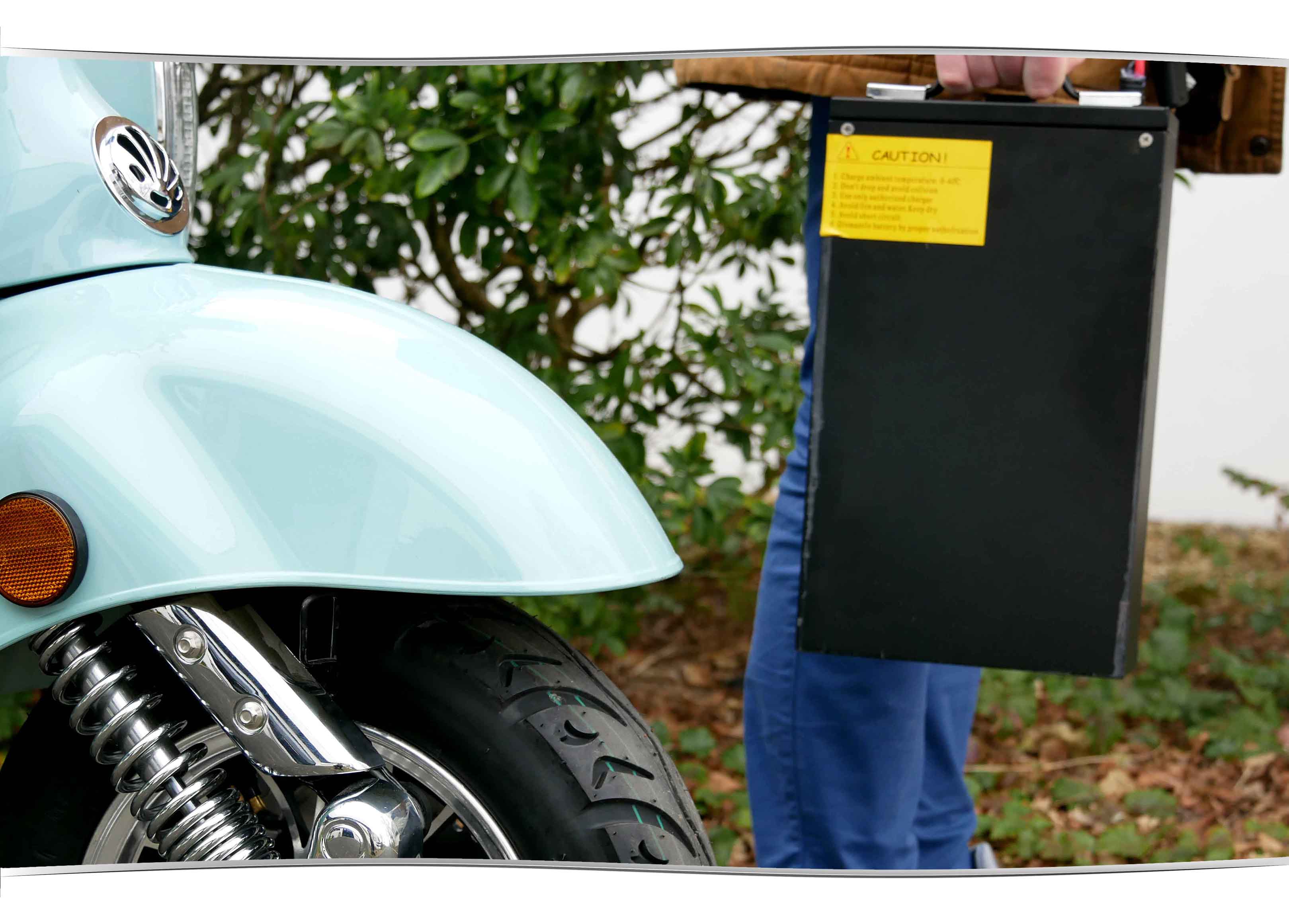 Scooter électrique bleu / vert avec top case